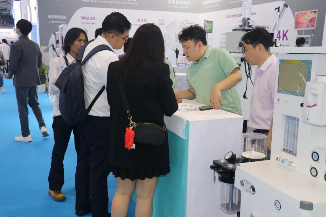 Dolphinmed shone on the first day of CMEF! The smart ventilator has set a new benchmark, and the launch of the high-end anesthesia workstation has ignited excitement among attendees.